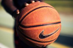 英雄联盟总决赛-当铁血马竞遭遇雷鬼风暴，梅西在虚构战场上的永恒证明