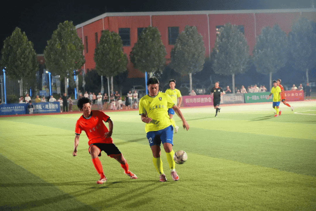 球队齐聚赛场，展现团队精神争夺胜利