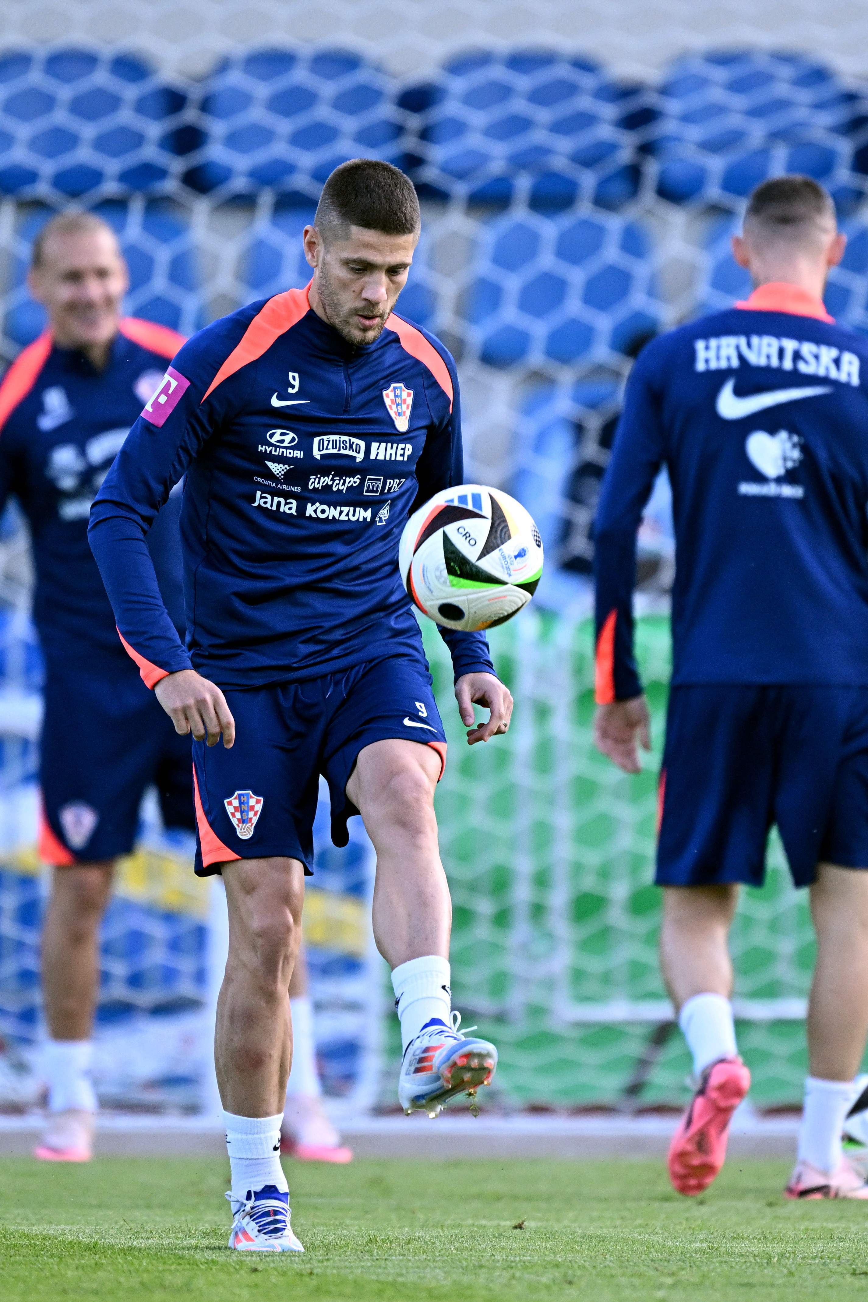 包含克罗地亚逆袭挺进欧洲杯预选赛决赛的词条