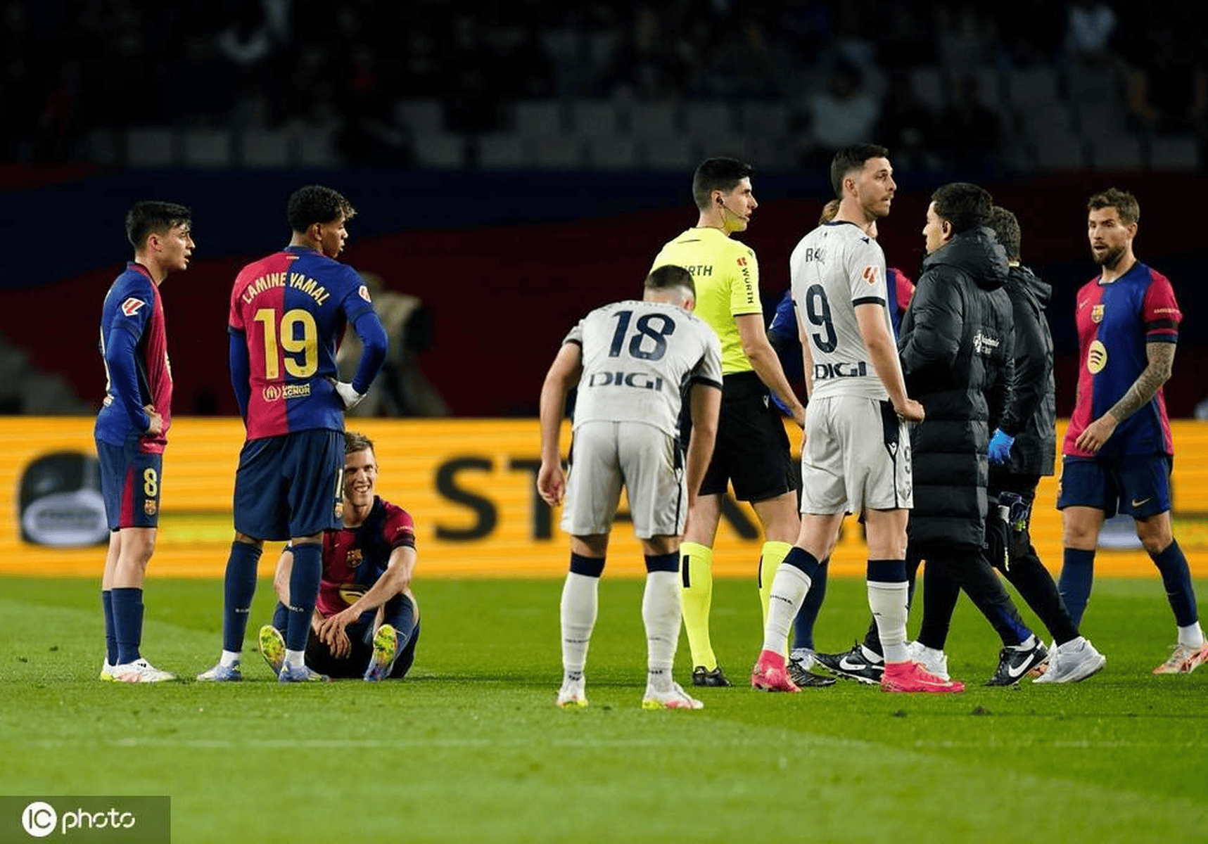 奥格斯堡后防不慎失误,球队丢球频繁的简单介绍 奥格斯堡后防不慎失误,球队丢球频繁的简单介绍