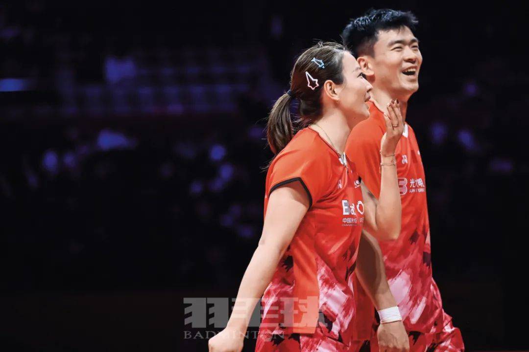 羽毛球传奇谢幕，球迷泪洒赛场