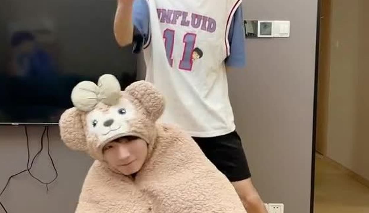 包含棒球场外新闻不断，话题热度爆表的词条