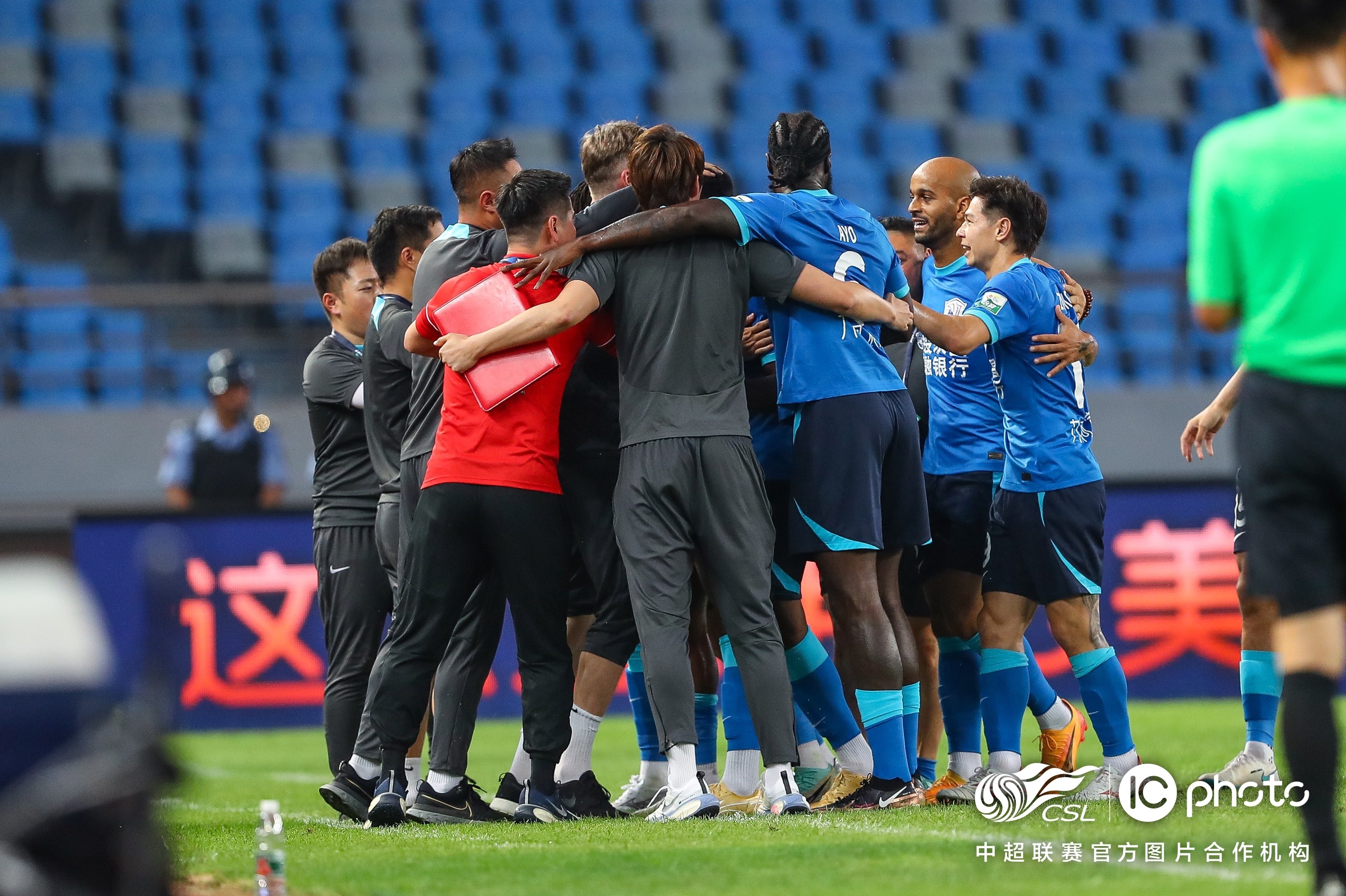 激战四连胜，势不可挡之势震撼观众席